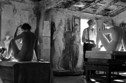 Aida Folch y Jean Rochefort, en un fotograma de la película de Fernando Trueba 'El artista y la modelo'.