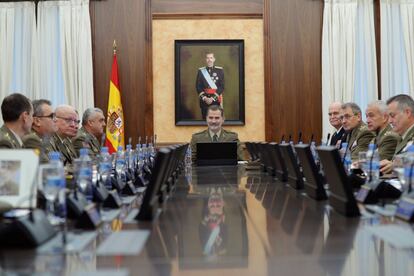 El rey Felipe VI reunido con los mandos del Ejército durante su visita al Cuartel General Ejército de Tierra, el martes 28 en Madrid.