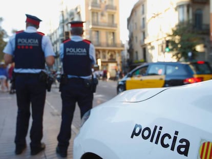 Una pareja de Mossos patrullando.