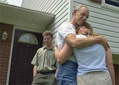 Michael Berg, padre del rehén asesinado, abraza a su hija Sara ante su otro hijo, David, en West Chester. 

/ AP