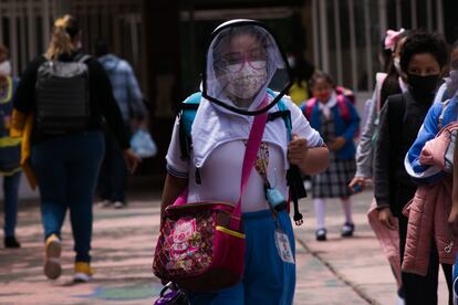 Un alumno sale de su escuela en Iztacalco, Ciudad de México, este lunes. 