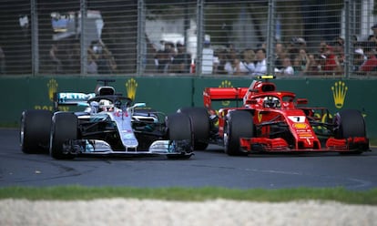 El coche Mercedes de Lewis Hamilton junto al Ferrari del piloto Kimi Raikkonen.