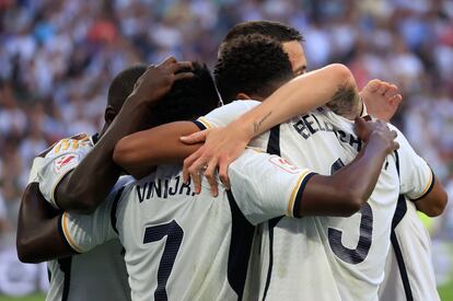 Los jugadores del Real Madrid celebran uno de los goles del equipo ante Osasuna.