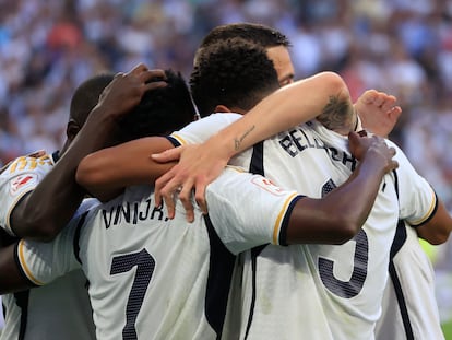 Los jugadores del Real Madrid celebran uno de los goles del equipo ante Osasuna.