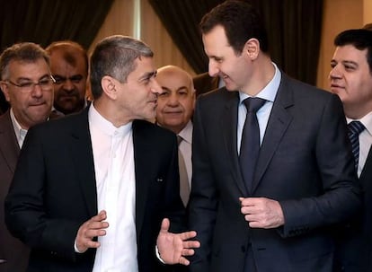 El Asad conversa con el ministro iran&iacute; de Econom&iacute;a Ali Tayebnia, en Damasco el pasado lunes.