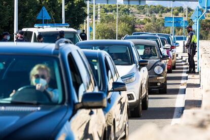 Un dispositivo policial para controlar el cierre perimetral en Valencia.