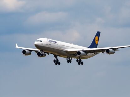 Un avión de Lufthansa, aterrizando en Atenas.