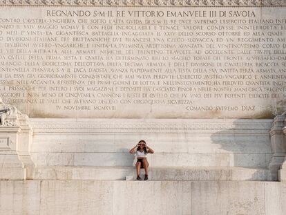 Una visitante posa ante el monumento al soldado desconocido, en el centro de Roma.