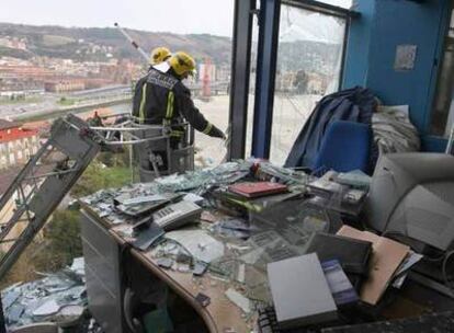Bomberos municipales trabajaban, ayer, en la retirada de cristales en la sede de Antena 3.