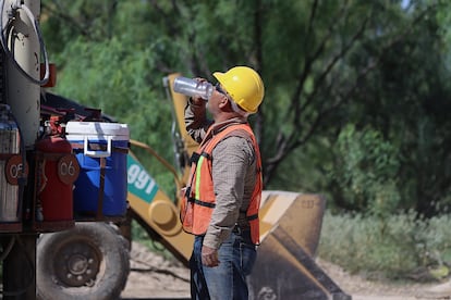 Un rescatista se hidrata luego de estar trabajando en temperaturas que exceden los 35°C, en el municipio de Sabinas.