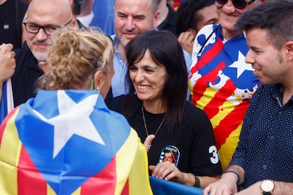 Sílvia Orriols habla con una asistente a la manifestación de la Diada en Barcelona, el pasado jueves.