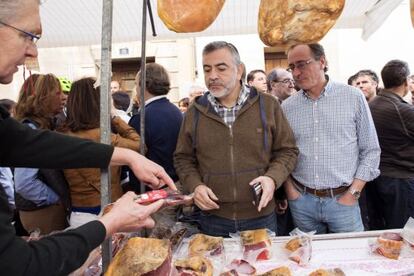 El ministro de Sanidad y presidente del PP vasco, Alfonso Alonso, junto al presidente del PP de Álava, Javier de Andres, durante la visita que ha realizado hoy a la feria de ganadera y de productos artesanos de Santa Cruz de Campezo.