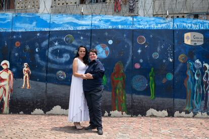 Macarena y su esposa Yesenia el día de su boda.