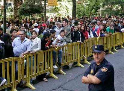 Cientos de inmigrantes guardan cola frente a la oficina de Extranjería, en la calle del General Pardiñas.
