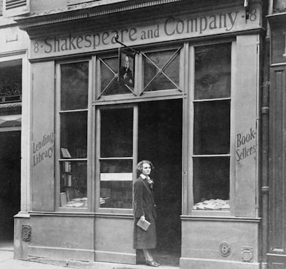 Sylvia Beach en la puerta de su icónica librería parisina, Shakespeare and Company, en 1959. Por ahí pasaban Hemingway, Scott Fitzgerald, Gertrude Stein, Man Ray, James Joyce...