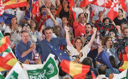 El presidente del Gobierno, Pedro Sánchez, y la candidata socialista a las elecciones europeas y ministra para la Transición Ecológica, Teresa Ribera.