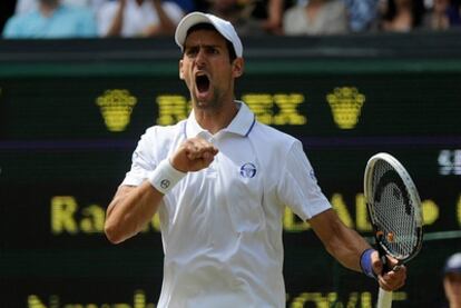 Djokovic celebra un punto durante el torneo de Wimblendon.