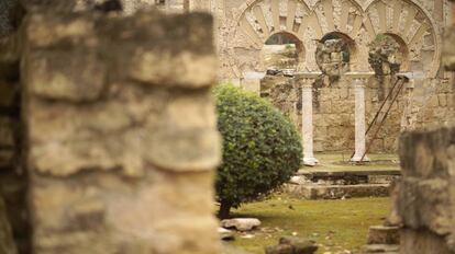 Una arcada de Medina Azahara en un fotograma de &#039;Las llaves de la memoria&#039;. 