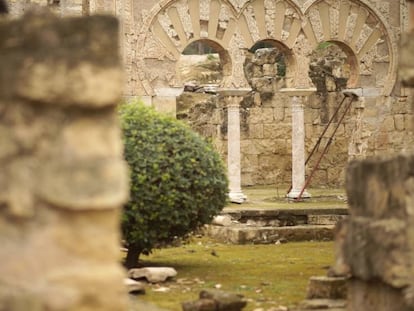 Una arcada de Medina Azahara en un fotograma de &#039;Las llaves de la memoria&#039;. 