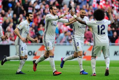 Los jugadores del Real Madrid celebran el primer gol del delantero francés Karim Benzema.