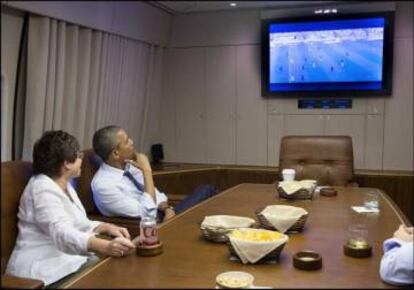 Obama en el Air Force One viendo el partido que EE.UU jugó contra Alemania en el Mundial de Fútbol de 2014.