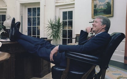 Carter, sentado con los pies en la mesa, en el Despacho Oval de la Casa Blanca, el 18 de abril de 1978.