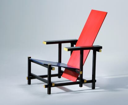 'Red and Blue Chair', de Gerrit Rietveld (1918). ©Domaine de Boisbuchet