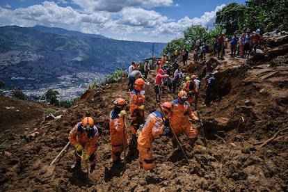 Rescue workers at the landslide in Antioquia, Colombia