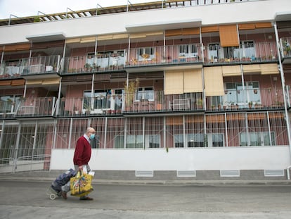 Un hombre pasa por delante del edificio de viviendas colaborativas en la calle de González Feito, en Usera.