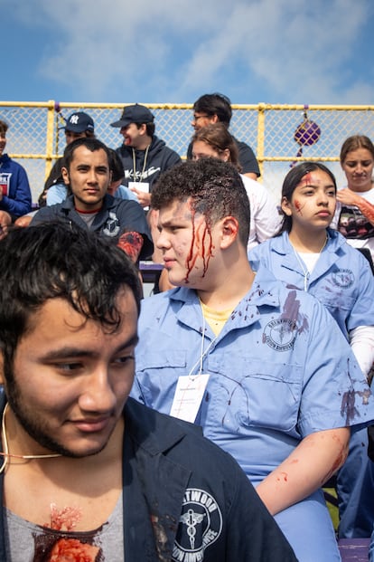 Estudiantes voluntarios, durante el simulacro en el colegio de Greenport.