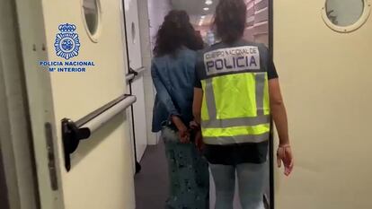 Traslado a dependencias policiales de una detenida en la Operación Lemmings, en una imagen facilitada por la Policía Nacional.