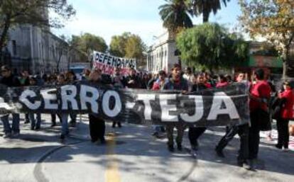 Manifestantes marchan durante la conmemoración del Día Internacional del Trabajo en Montevideo (Uruguay). EFE/Archivo