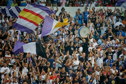 Miembros de Ultrasur en el Santiago Bernabéu, en un partido en 2013.