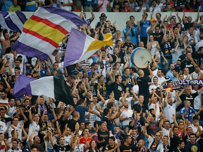 Miembros de Ultrasur en el Santiago Bernabéu, en un partido en 2013.