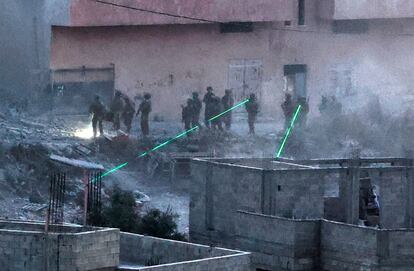 Las tropas israelíes utilizan rayos láser cerca de la casa de la familia de Diaa Hamarsha (no aparece en la foto), una palestina que en marzo mató a cinco personas en un ataque con armas en la ciudad judía ortodoxa de Bnei Brak, después de volar su casa en la aldea de Yabad, cerca del territorio ocupado. 