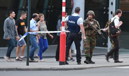 Viajeros abandonan la estación central de Bruselas.