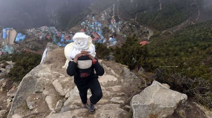 Sherpa nepalês no dia 18 de abril em Namche Bazar (Everest)