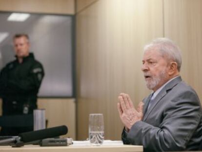 El expresidente brasileño afirma en su primera entrevista desde la cárcel que el país está gobernado por “una pandilla de locos” y que está decidido a probar su inocencia