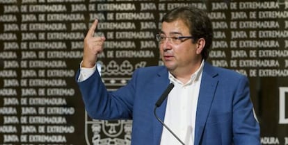 El president de la Junta d'Extremadura, Guillermo Fernández Vara, en una de roda de premsa aquest divendres.