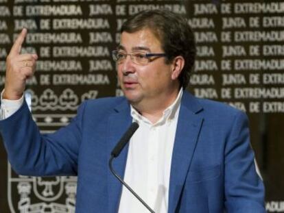 El presidente de la Junta de Extremadura, Guillermo Fernández Vara, en una de rueda de prensa ayer.