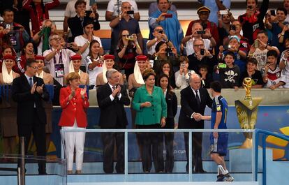 Lionel Messi, depois de ganhar a Bola de Ouro da FIFA, recebe os cumprimentos das autoridades.