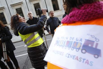 La directora de cine Chus Gutiérrez hace unas tomas en la manifestación contra la Ley del Aborto.