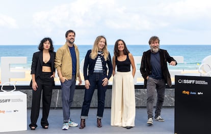 La directora y guionista Pilar Palomero (c) y los actores Patricia López Arnaiz (2d), Antonio de la Torre (d), Julián López (2i) y Marina Guerola, han presentado este domingo  'Los destellos', que compite en la Sección Oficial del certamen. 
