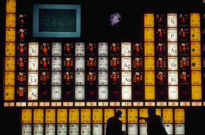 Dos cient&iacute;ficos usan una tabla peri&oacute;dica para hablar sobre el elemento holmio en el Lawrence Hall of Science de la Universidad de California en Berkeley en una imagen retrospectiva.