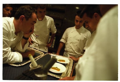 30/08/2003. Adrià con su equipo en la cocina del restaurante elBulli, en Cala Montjoi, Roses, (Girona)