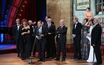 La película 'La librería', de Isabel Coixet (i) recoge el premio a la Mejor Película.