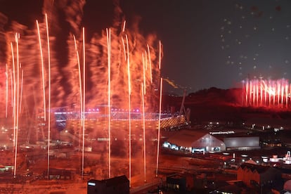 Fogos de artifício no estádio de PyeongChang, onde foi celebrada a cerimônia de abertura dos Jogos Olímpicos de Inverno 2018, em 9 de fevereiro de 2018.