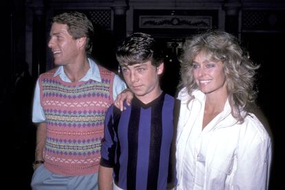 Ryan O'Neal, su hijo Griffin O'Neal y la actriz Farrah Fawcett fotografiados en 1982 en Nueva York.
