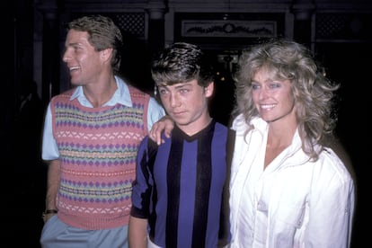 Ryan O'Neal, su hijo Griffin O'Neal y la actriz Farrah Fawcett fotografiados en 1982 en Nueva York.