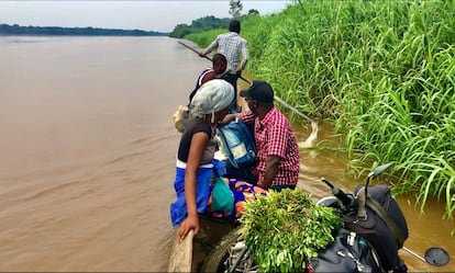 Una canoa hecha a partir de un tronco vaciado remonta el Aruwimi cargando una moto todoterreno, siete personas y mercancías. Este río es el límite norte del paisaje de Yangambi, una zona preservada sin infraestructuras de comunicación ni transporte.